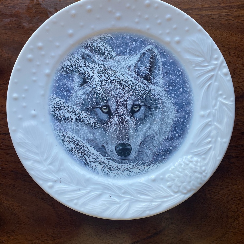 The Bradford Exchange Blue and White Wolf Ceramic Plate